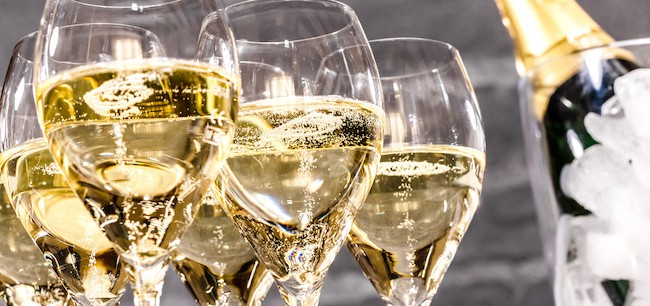 Anstoßen mit Sekt oder Champagner