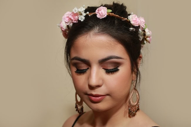 Partyoutfit der 70er - Blumenkranz im Haar.