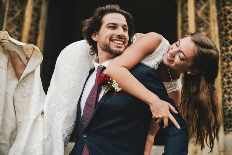 Brauchtum Hochzeit: Braut über die Schwelle tragen
