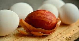 Ostereier färben mit Zwiebelschalen
