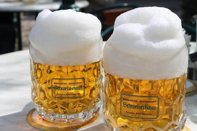 2 Gläser frisch gezapftes Bier