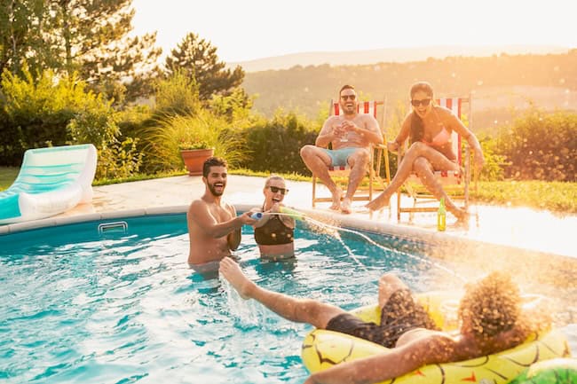 Gartendusche nach dem Baden im Pool