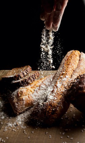 Brot und Salz für die Hauseinweihung