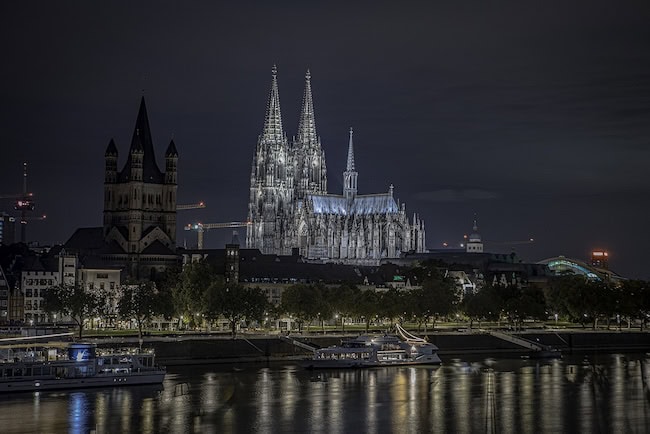 Gebutstag feiern in Köln bei Nacht