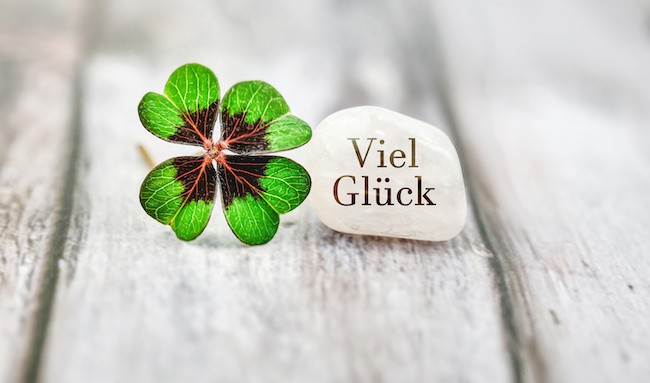 Neujahrswünsche mit Glückssymbolen