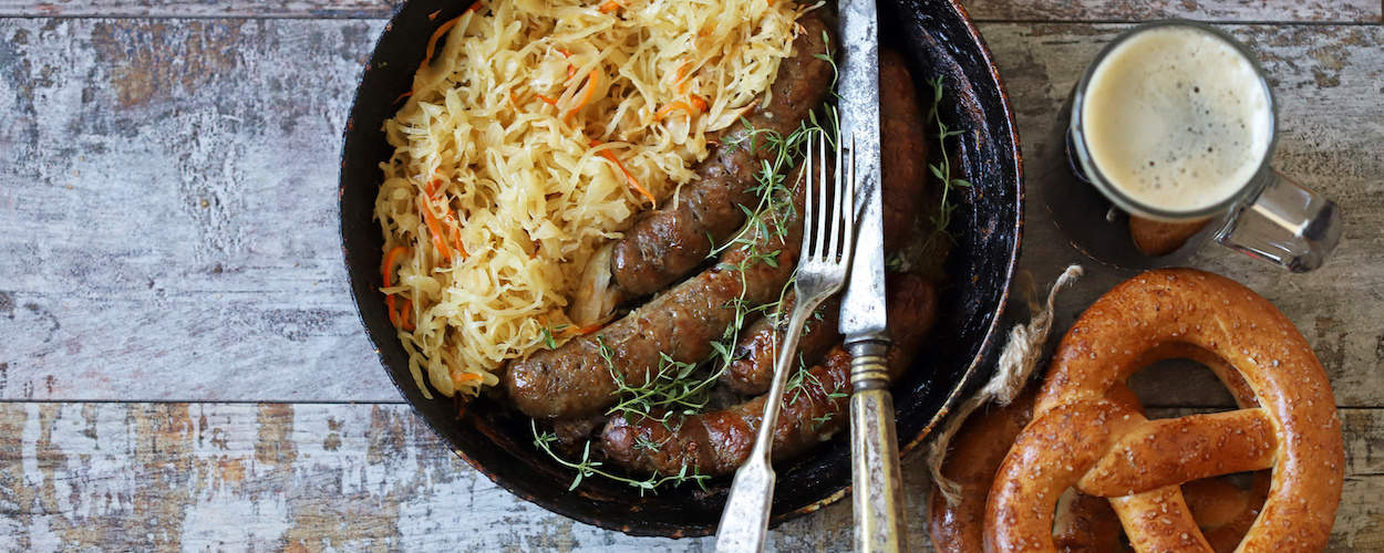 Nürnberger Bratwurst auf dem Oktoberfest essen.