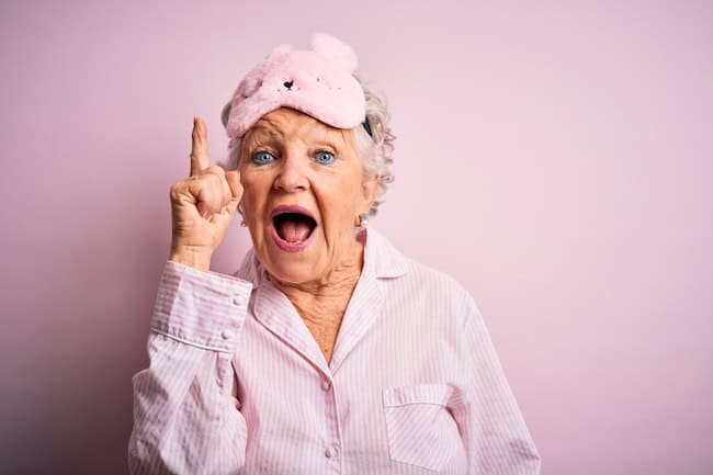 Pyjama-Party Seniorin