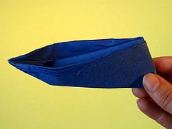 aus Papierservietten ein Segelboot falten