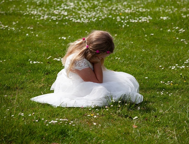 Trauriges Kind bei der Hochzeitsfeier